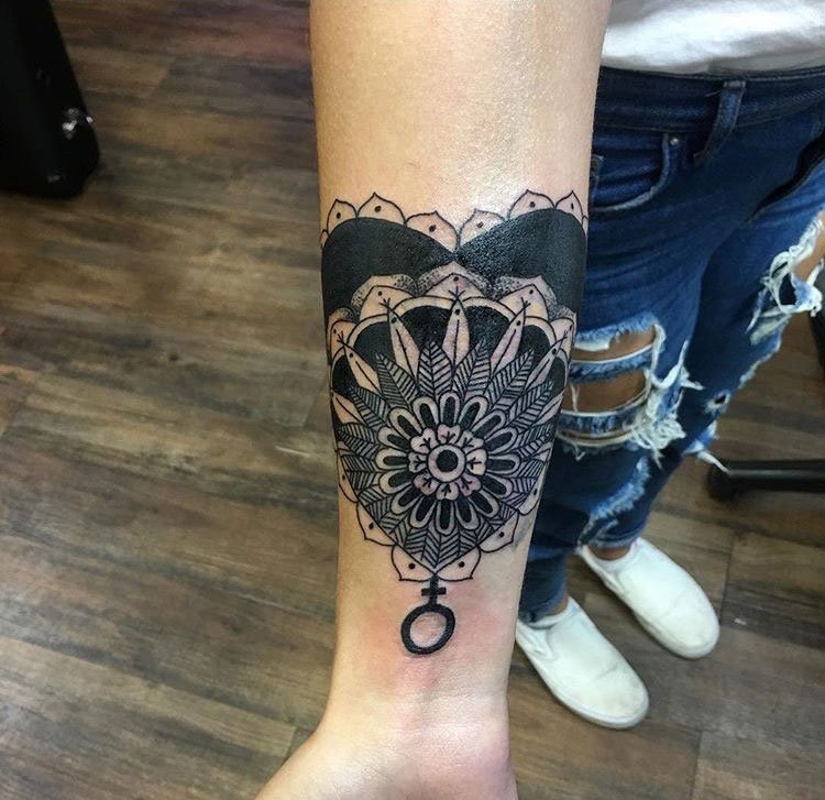 点击大图看下一张:手臂上和胸骨上黑色几何点刺纹身曼陀罗纹身装饰画图案