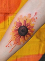 手臂阳光般灿烂的向日葵刺青图案