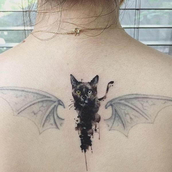 点击大图看下一张：后背黑猫恶魔翅膀个性纹身图案