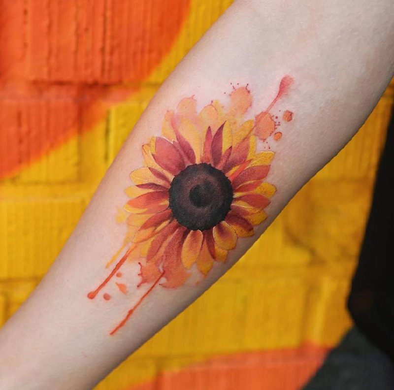 点击大图看下一张：手臂阳光般灿烂的向日葵刺青图案