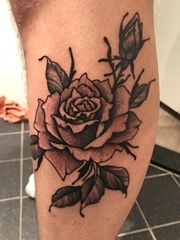 小腿上的一朵精致的黑灰色玫瑰花纹身