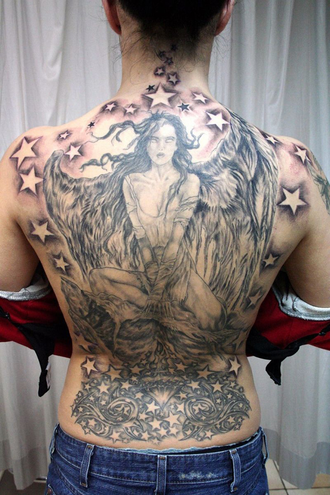 点击大图看下一张：个性十足的满背天使星星纹身图案