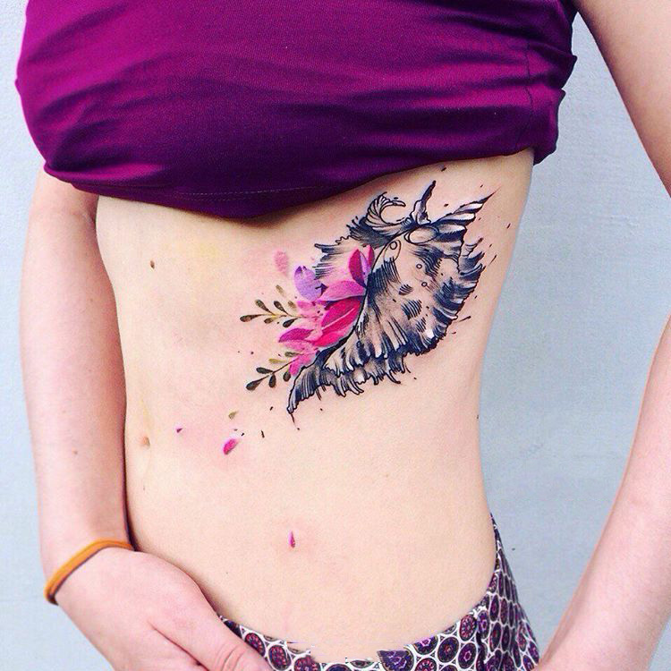 点击大图看下一张：侧肋美丽的花蕊彩绘纹身图案