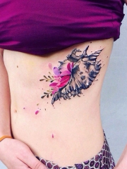 侧肋美丽的花蕊彩绘纹身图案