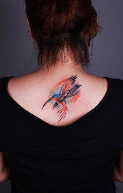点击大图看下一张：女人后背漂亮时尚的蜂鸟纹身图片