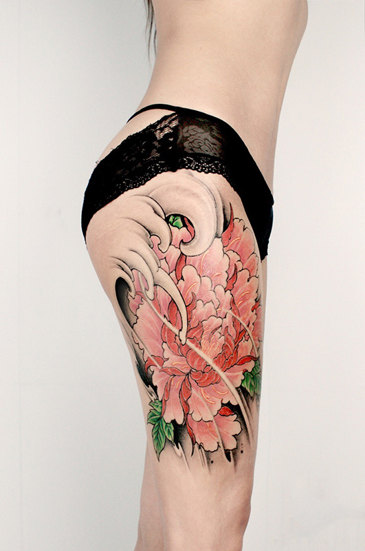 点击大图看下一张：大腿牡丹花彩绘纹身图案