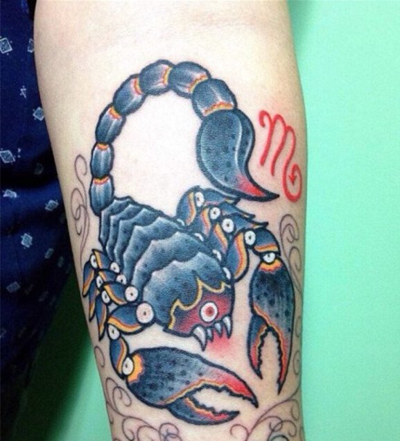 点击大图看下一张：手臂黑灰蝎子纹身图案