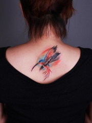 女人后背漂亮时尚的蜂鸟纹身图片