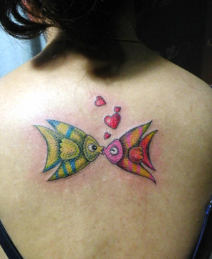 点击大图看下一张：女性背部可爱的亲嘴鱼纹身图案