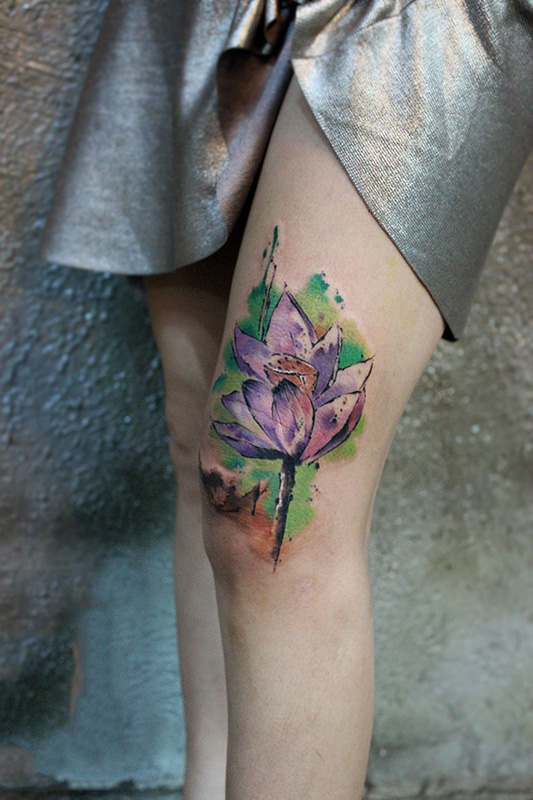 点击大图看下一张：腿部盛放的莲花彩绘纹身图案