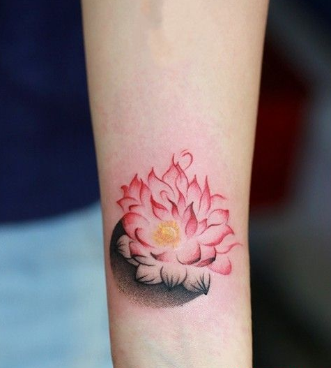 点击大图看下一张：手腕上漂亮的莲花个性纹身图案