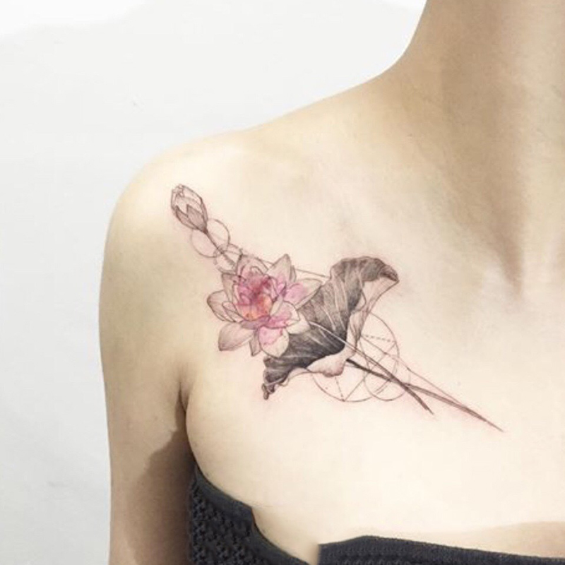 点击大图看下一张：锁骨漂亮的莲花纹身图案