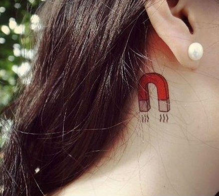 点击大图看下一张：女性脖子磁铁纹身图案