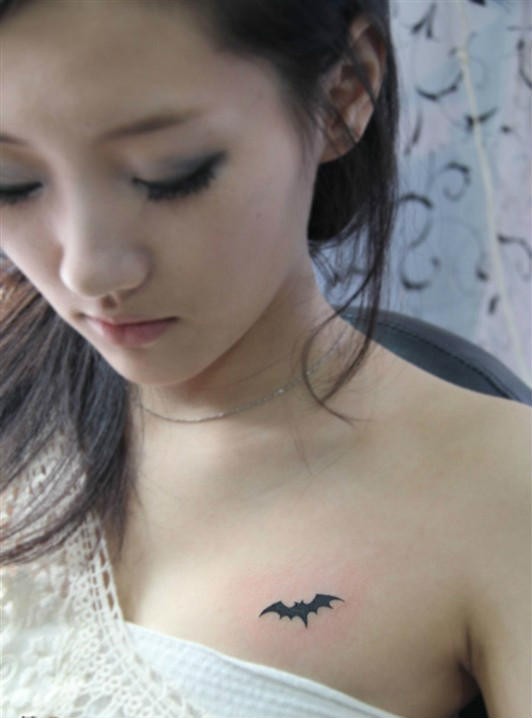 点击大图看下一张：美女小臂个性蝙蝠纹身图案