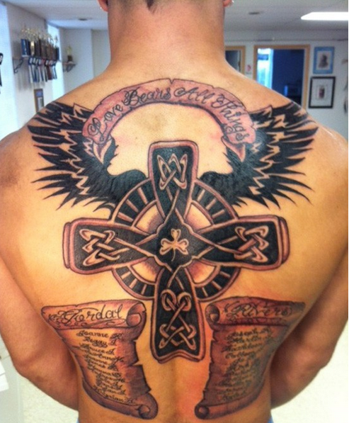 点击大图看下一张：十字架插上梦想的翅膀后背纹身图案
