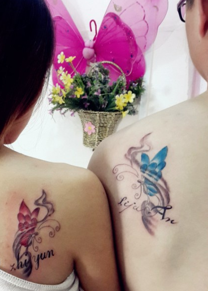 点击大图看下一张：情侣背部好看的蝴蝶字母纹身图案