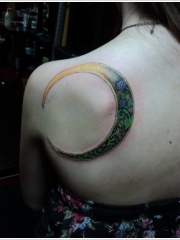 美女背部月亮图腾纹身图案