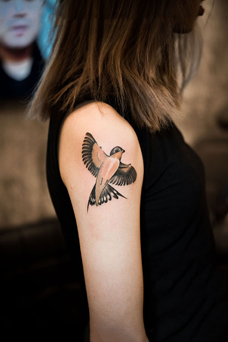 点击大图看下一张：女生手臂小燕子纹身图案