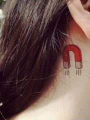 女性脖子磁铁纹身图案