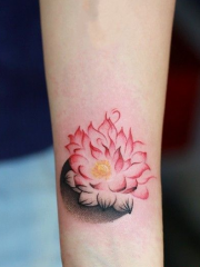 手腕上漂亮的莲花个性纹身图案