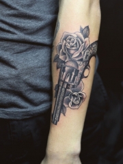 个性的手枪玫瑰手臂纹身图案