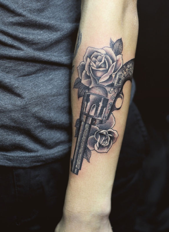 点击大图看下一张：个性的手枪玫瑰手臂纹身图案