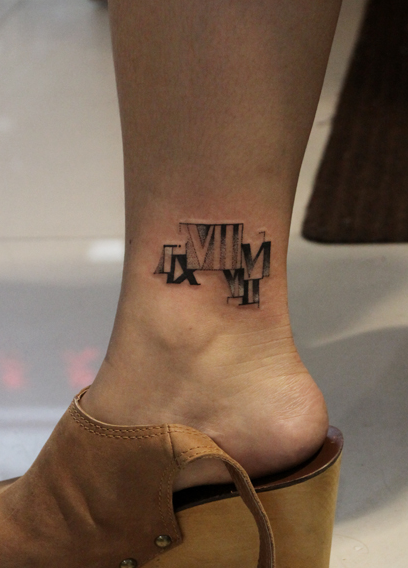 点击大图看下一张：脚踝罗马数字纹身图案