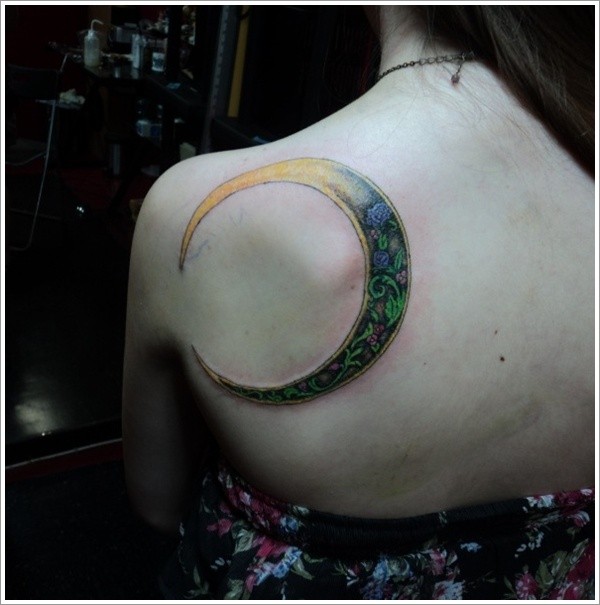 点击大图看下一张：美女背部月亮图腾纹身图案