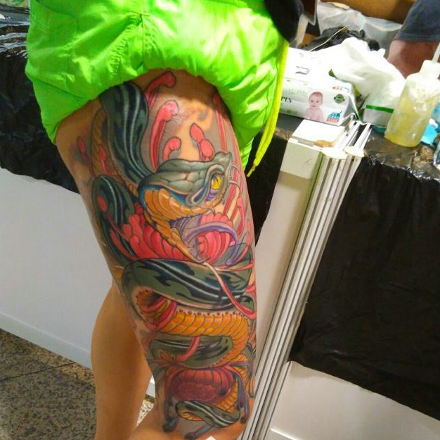 点击大图看下一张：个性张扬的大腿彩色大蛇菊花纹身图案
