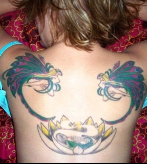 点击大图看下一张：女生背部彩色孔雀翅膀天使纹身图案