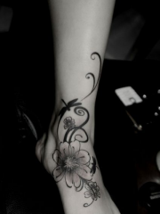 女性脚背蜻蜓和花卉藤蔓纹身图案