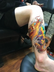 腿部个性彩绘鲤鱼纹身图案