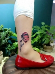 95后女孩腿部鲜艳的花朵纹身图案