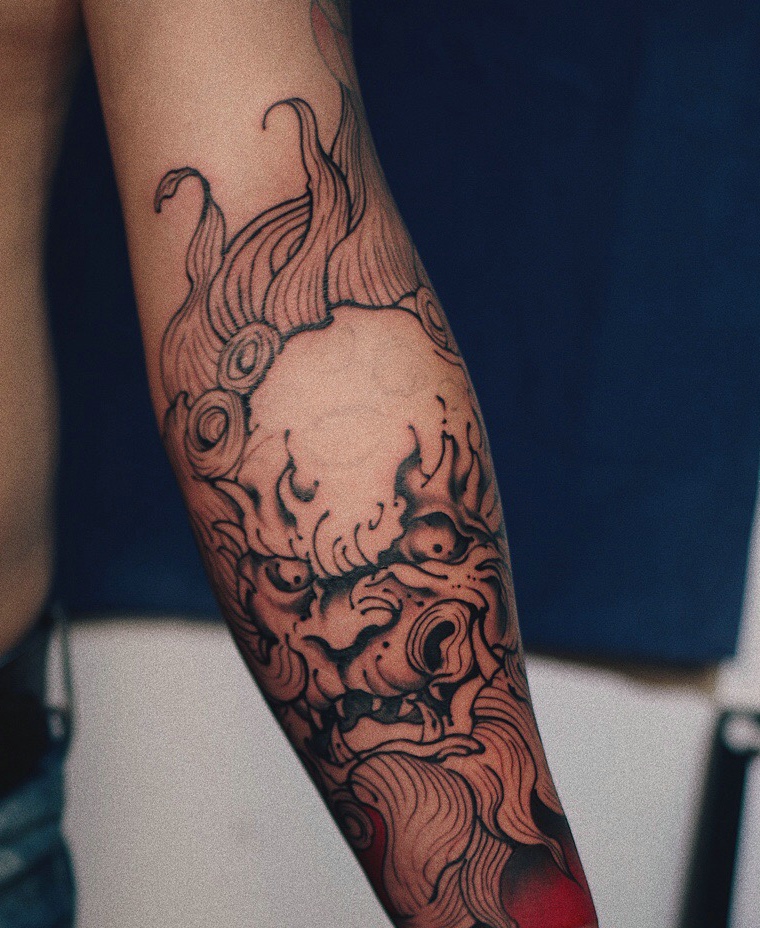 点击大图看下一张：老传统手臂黑白唐狮纹身图案