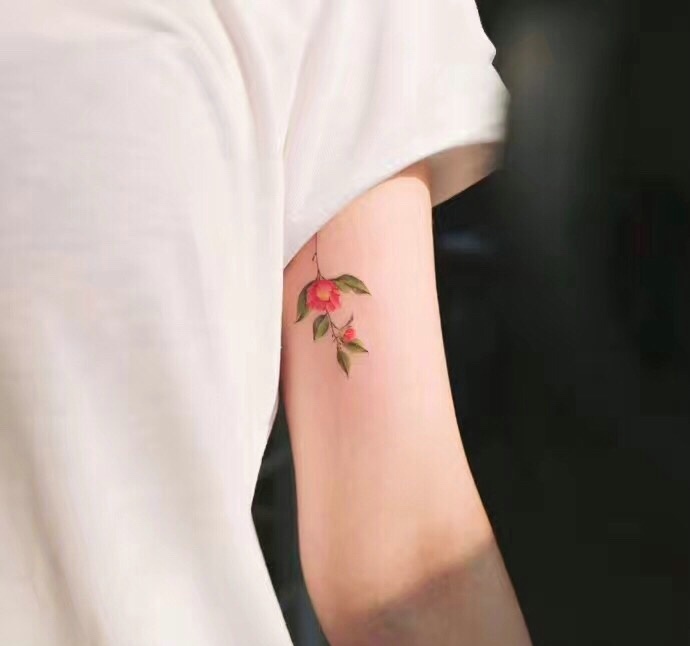 点击大图看下一张：隐藏在手臂内侧的小花朵纹身图案