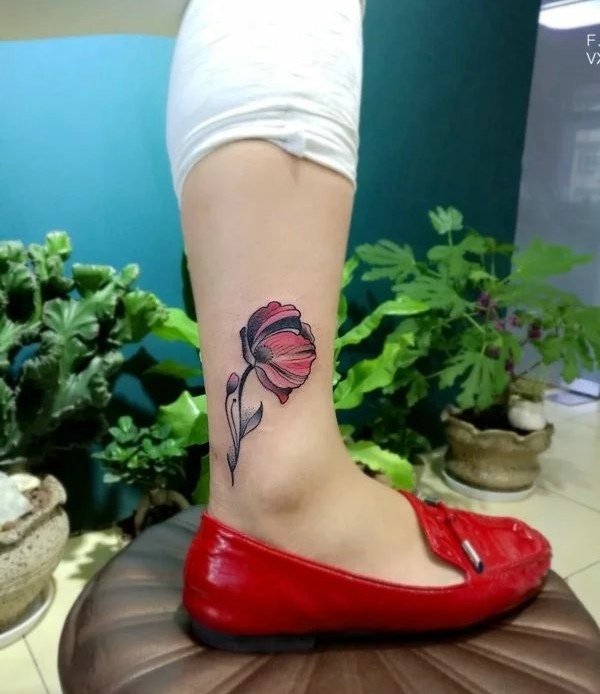 点击大图看下一张：95后女孩腿部鲜艳的花朵纹身图案