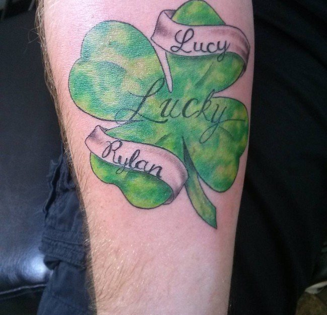 点击大图看下一张:多款清新的植物四叶草纹身图案欣赏