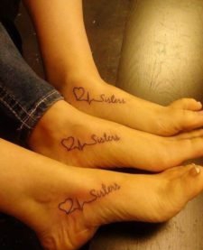 点击大图看下一张:简单的线条心形连接电波心电图纹身图案