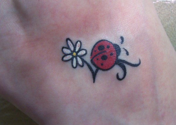 点击大图看下一张：女孩就喜欢这样清新可爱的小瓢虫纹身图案