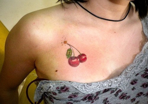 点击大图看下一张:女性身上看起来是如此可口的水果樱桃纹身图案