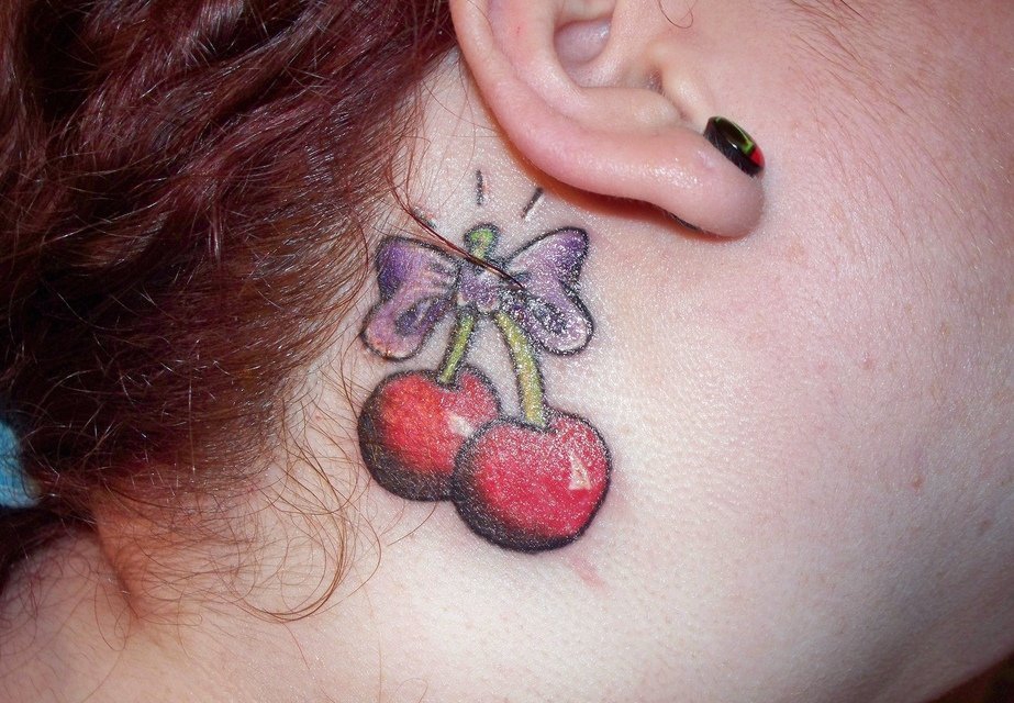 点击大图看下一张：女性身上看起来是如此可口的水果樱桃纹身图案