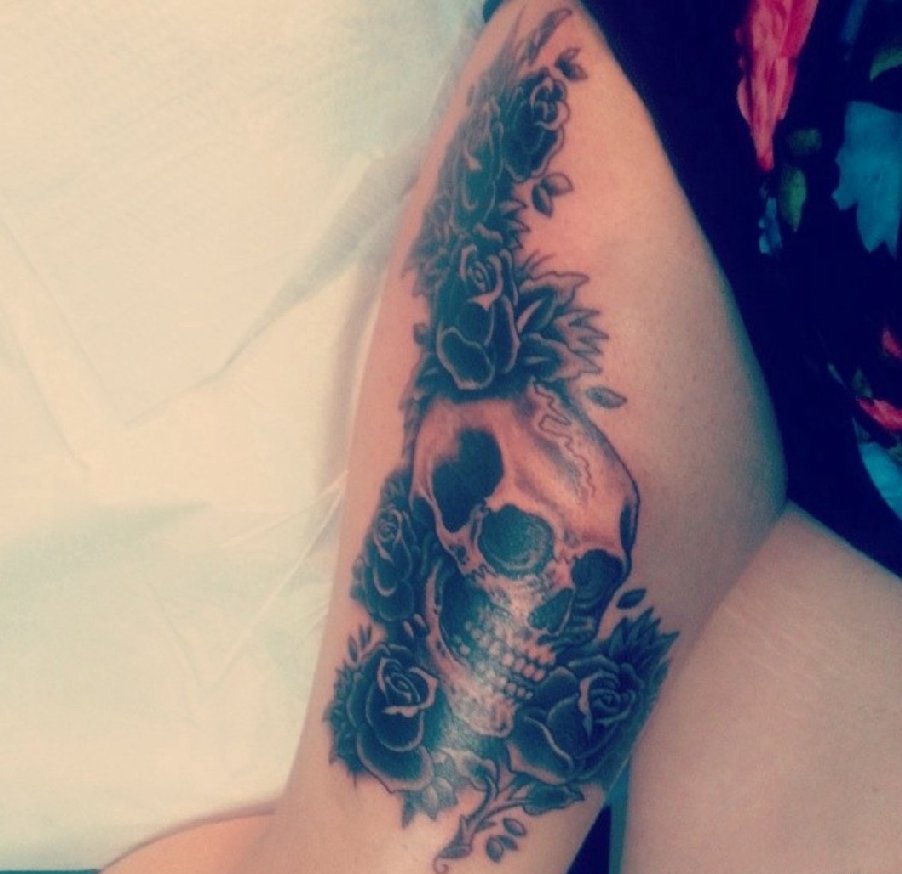 点击大图看下一张：女性性感大腿上的黑色玫瑰花朵和骷髅头纹身