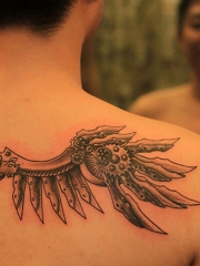 男性背部个性的机械翅膀纹身图案