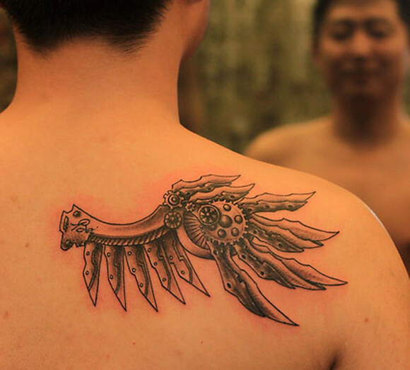 点击大图看下一张：男性背部个性的机械翅膀纹身图案