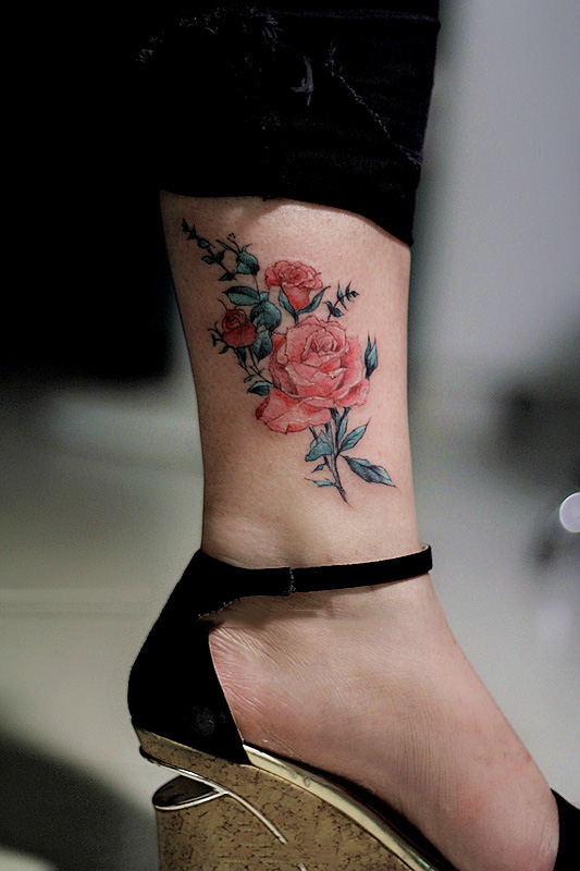 点击大图看下一张：脚踝玫瑰花彩绘纹身图案