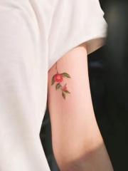 隐藏在手臂内侧的小花朵纹身图案