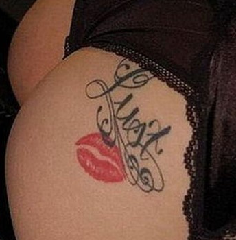 点击大图看下一张：女性臀部性感的唇印英文字母纹身图案