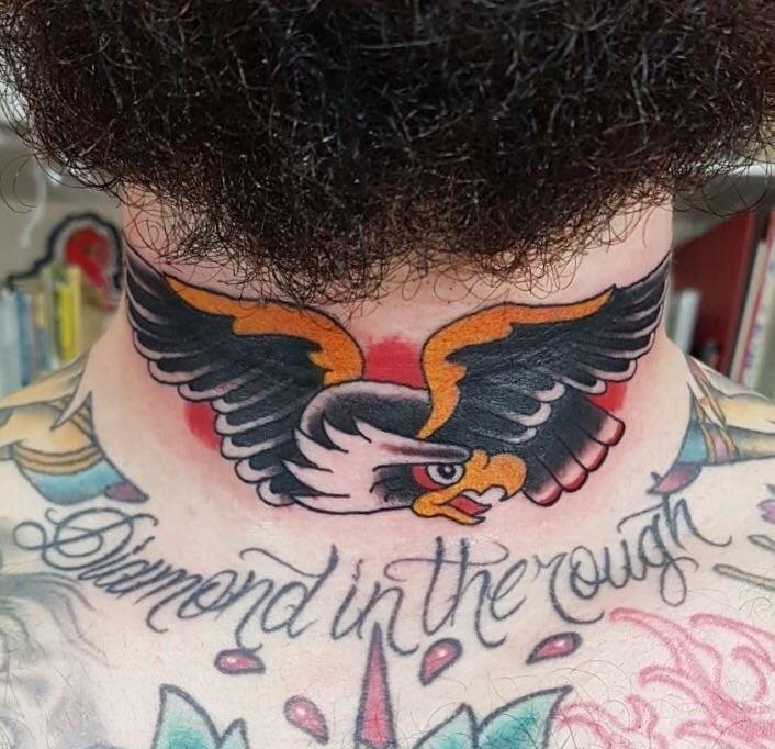 点击大图看下一张：彩色传统纹身脖子老鹰纹身动物图片