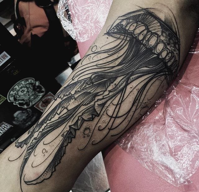 点击大图看下一张：个性的黑色素描风格纹身图案