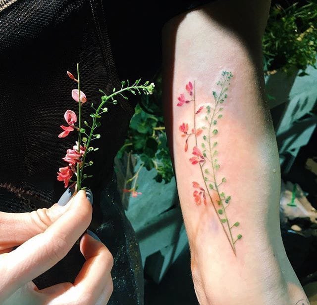 点击大图看下一张：女生喜欢的小清新植物纹身图案